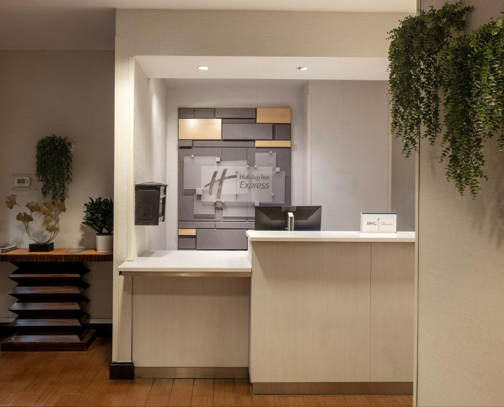 Holiday Inn Express - Times Square By Ihg New York Extérieur photo